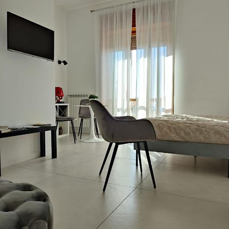 살레르노 Oasi Al Centro Con Parcheggio B&B 외부 사진