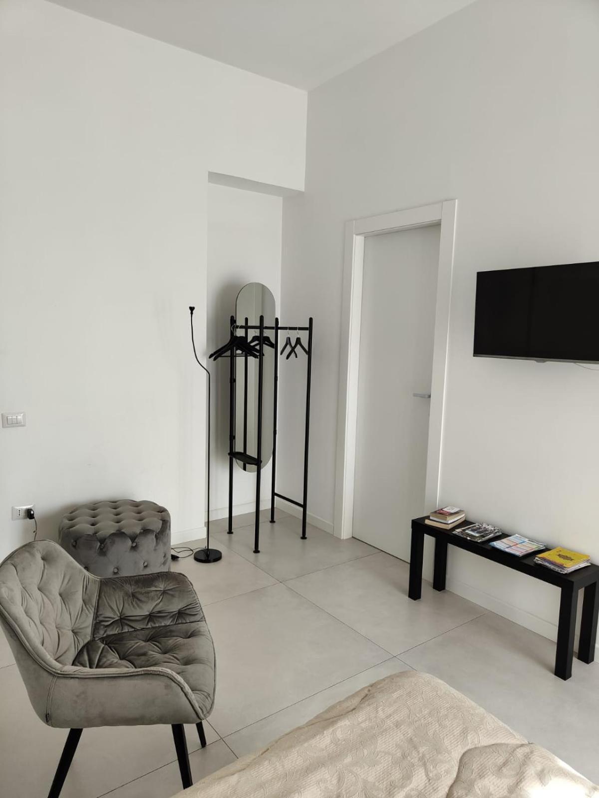 살레르노 Oasi Al Centro Con Parcheggio B&B 외부 사진