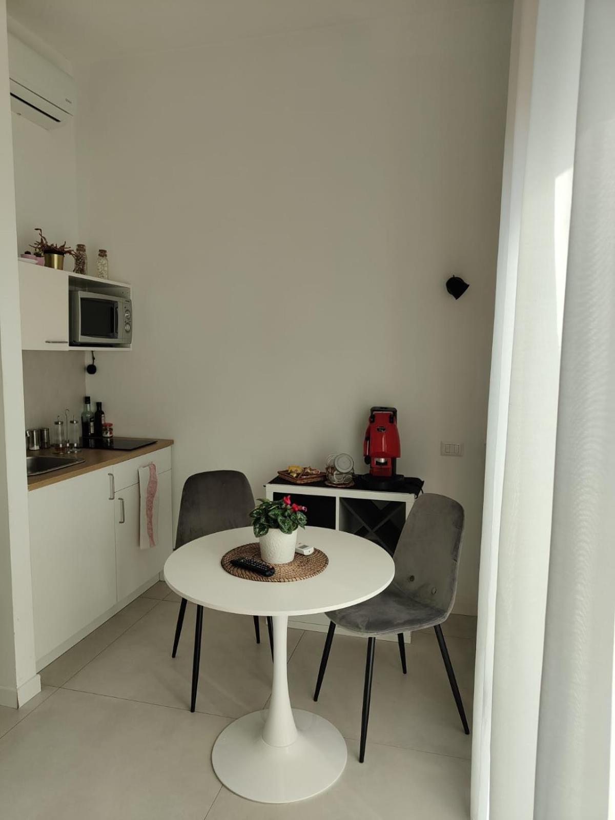 살레르노 Oasi Al Centro Con Parcheggio B&B 외부 사진