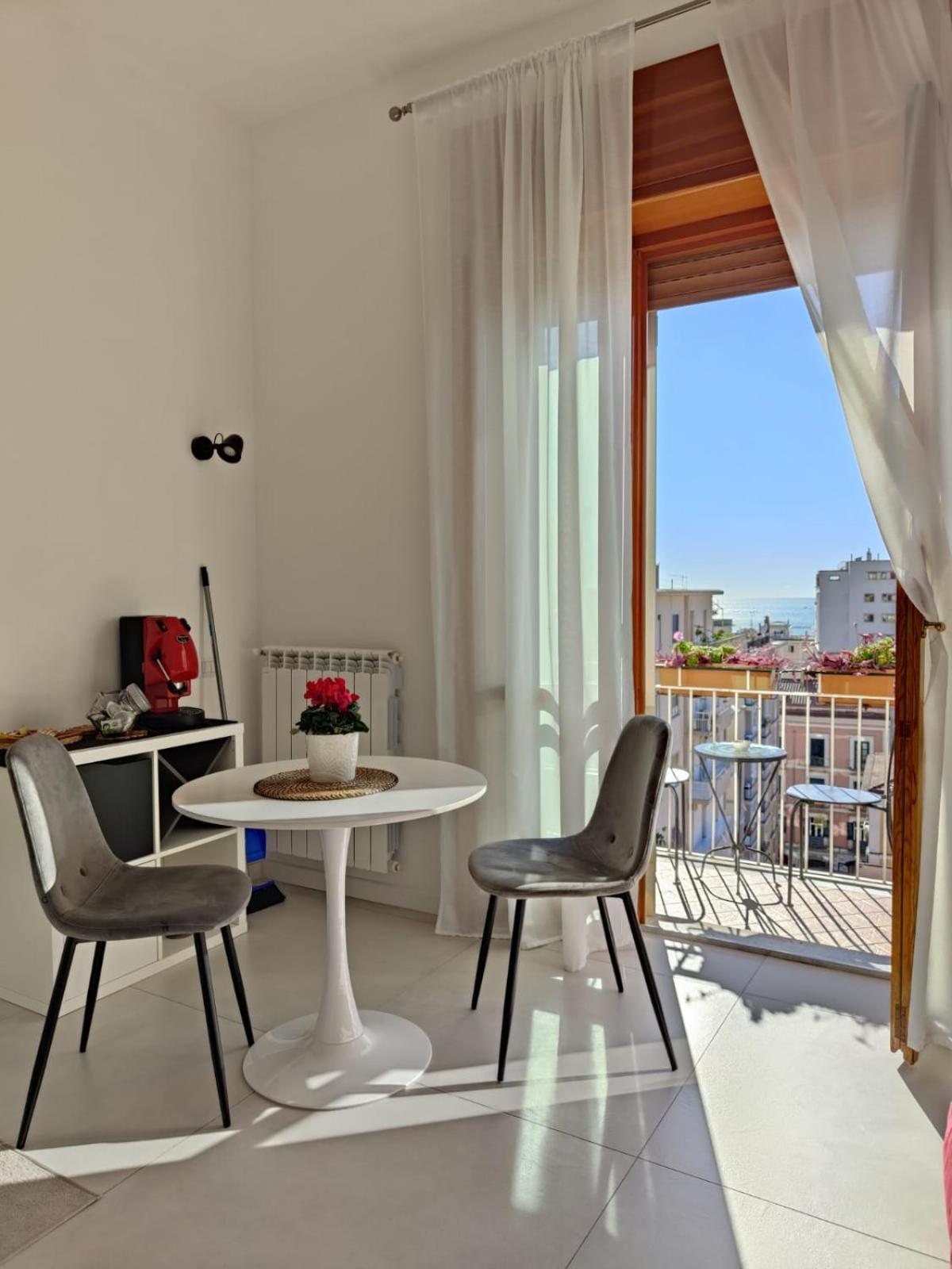 살레르노 Oasi Al Centro Con Parcheggio B&B 외부 사진