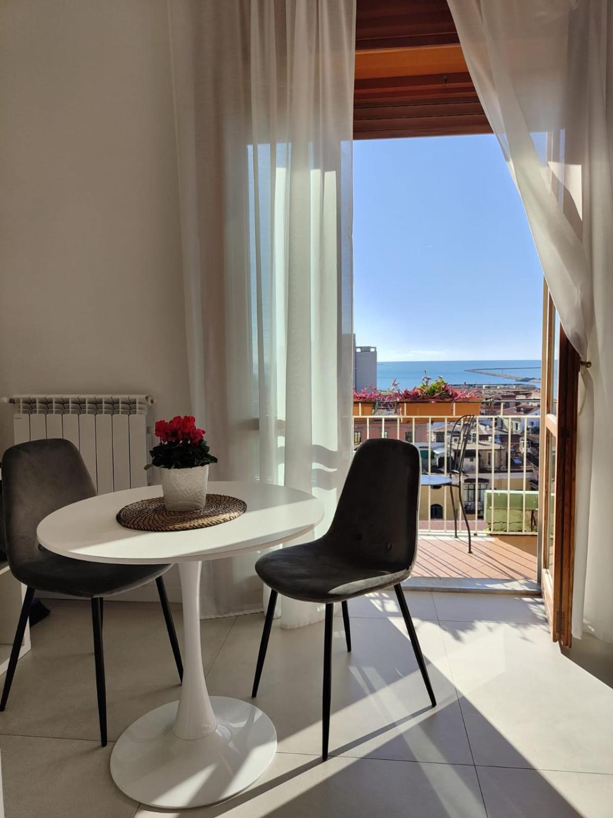 살레르노 Oasi Al Centro Con Parcheggio B&B 외부 사진